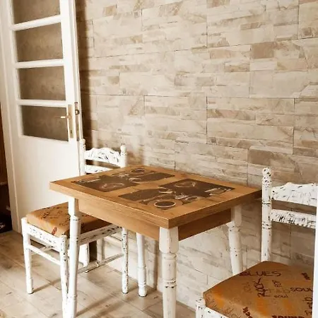 Apartman Cozy, & Quiet Lucky - Free Public Parking