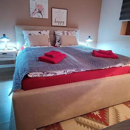 Apartman Cozy, & Quiet Lucky - Free Public Parking